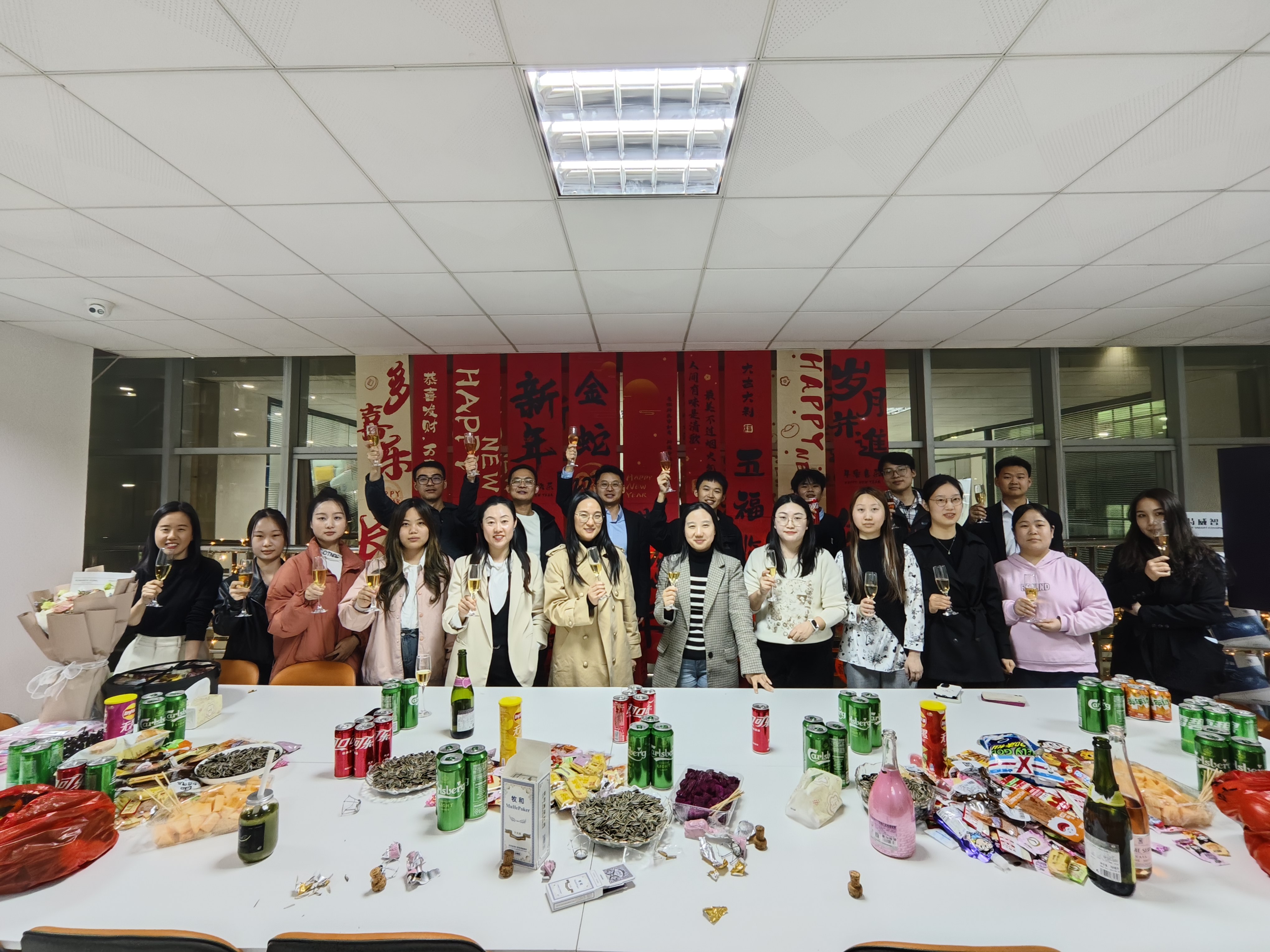 公司动态全自动折盒机_高速套袋机械-后道包装装备生产厂家-老子有钱lzyq88智能装备（深圳）有限公司
